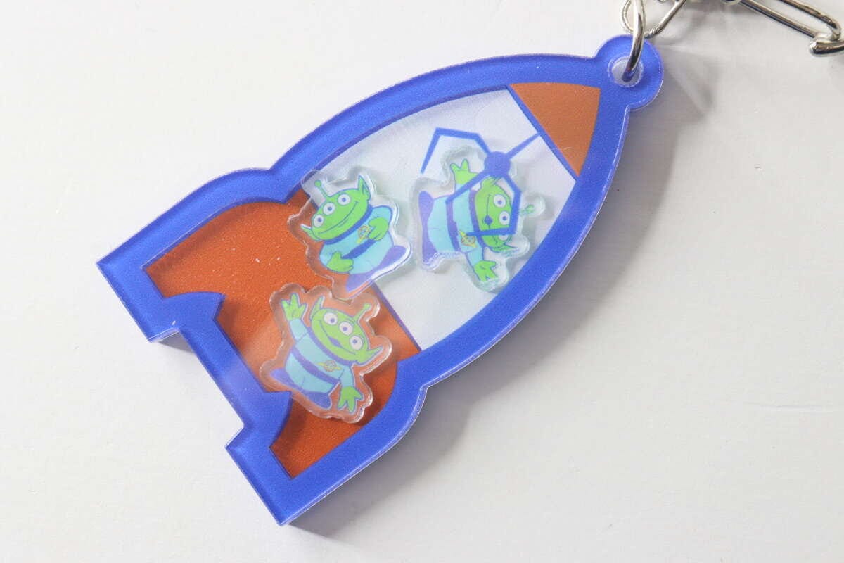 ロケット型フレームに入ったエイリアンのシャカシャカキーホルダー