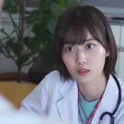 乃木坂46・山下美月、医師役でキュートな白衣姿!