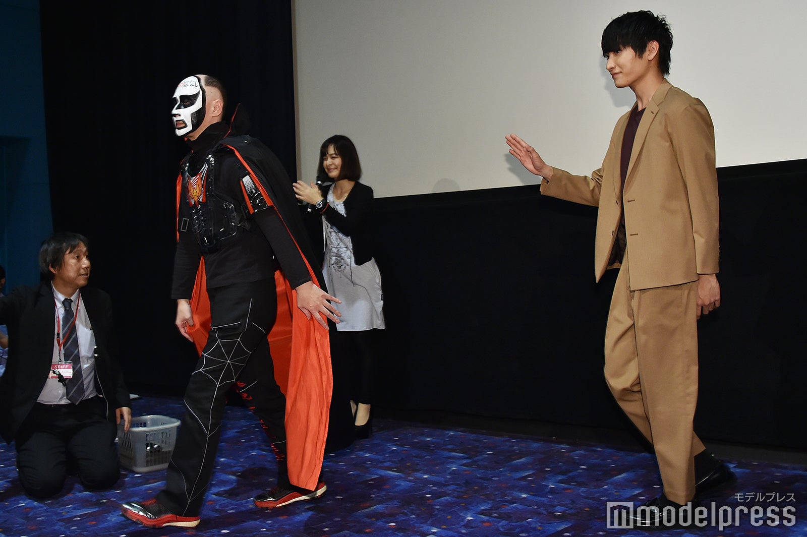 立ち去る鉄拳、金子大地 （C）モデルプレス