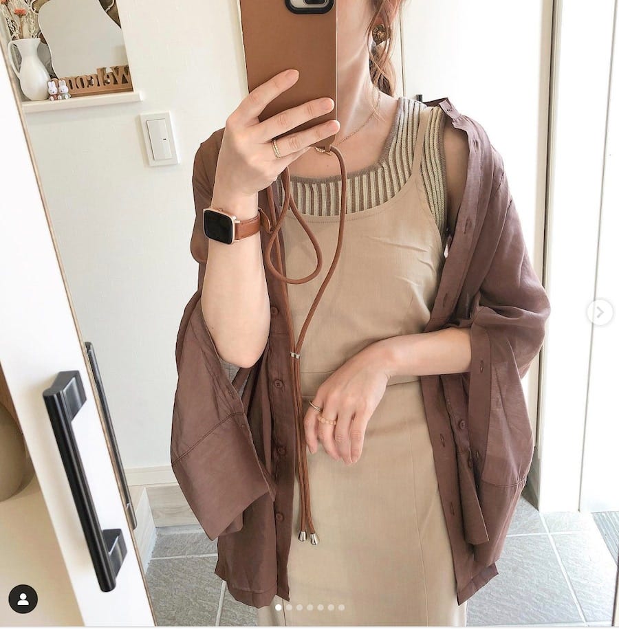 スリット入りシャツの垢抜けコーデ