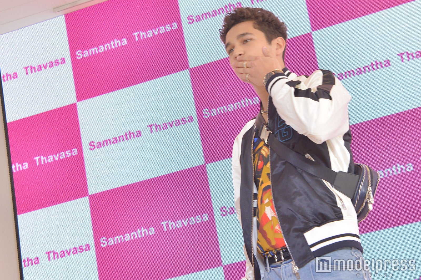 最後は投げキス （C）モデルプレス