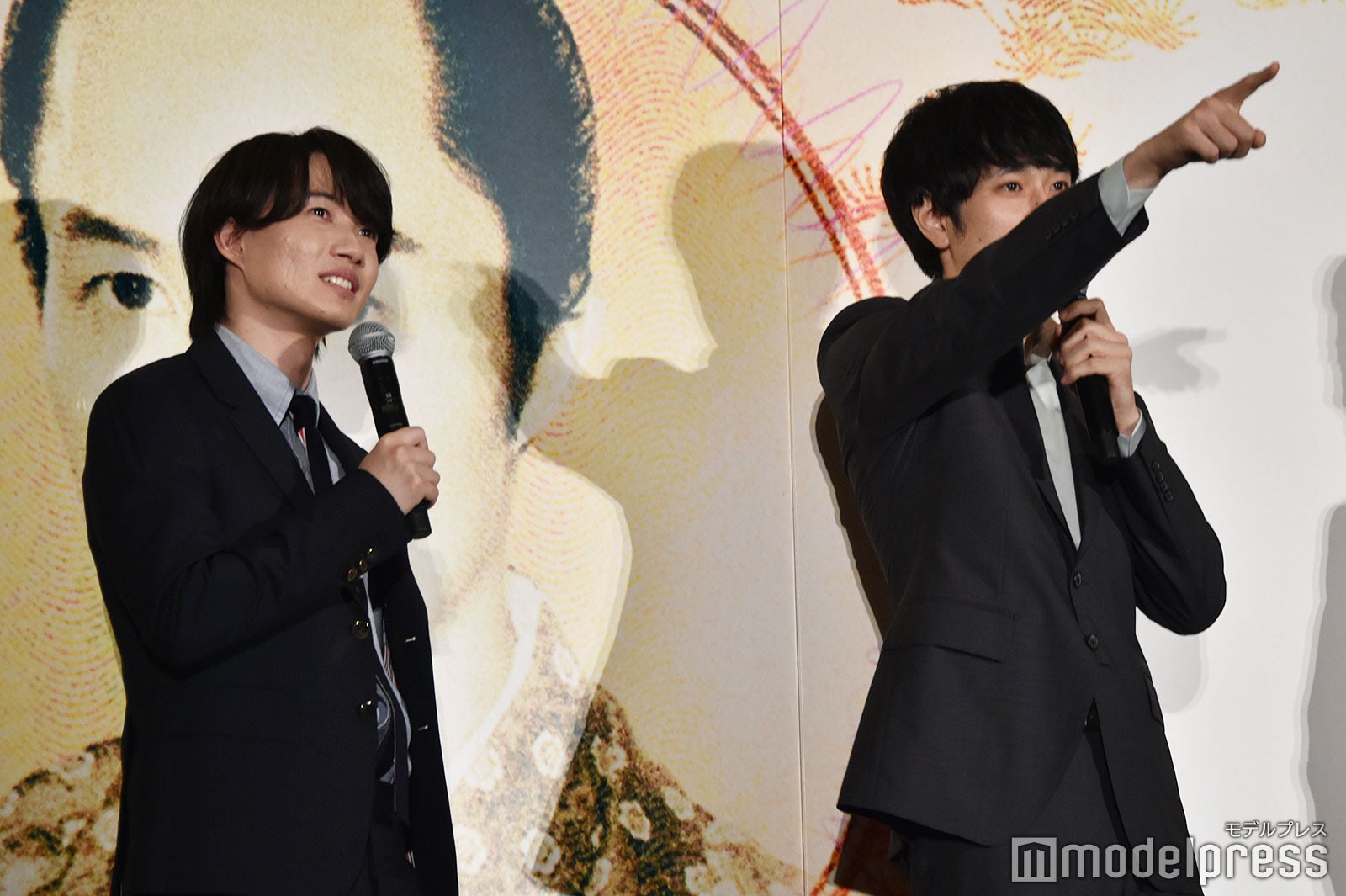 “一点集中”チャレンジで見ているカメラを指差す松山ケンイチとその先を目で追う神木隆之介（C）モデルプレス