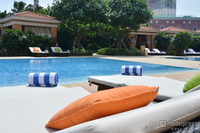 「フォーシーズンズホテル マカオ」のプールには、一休み出来るコテージ付き