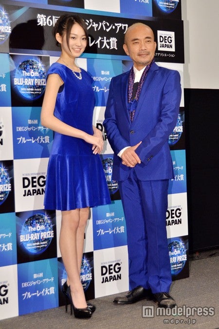 吉本実憂（左）と竹中直人（右）