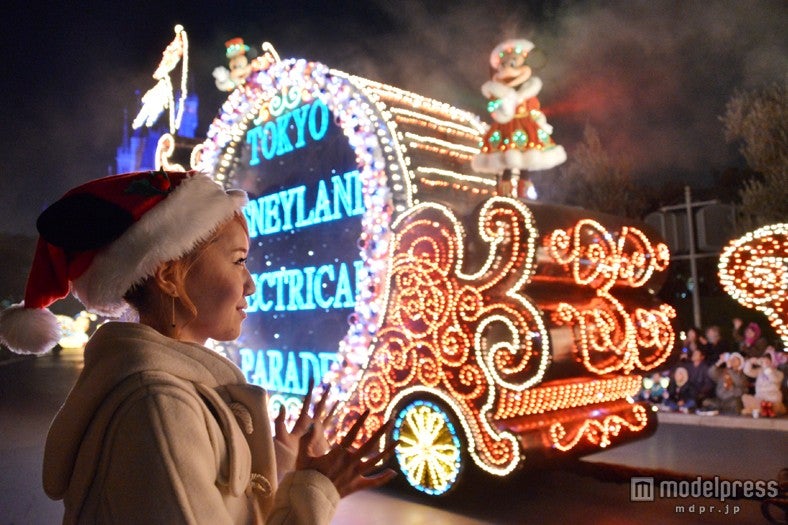 ロマンチックな気分に／モデル：河西里音／「東京ディズニーランド・エレクトリカルパレード・ドリームライツ」