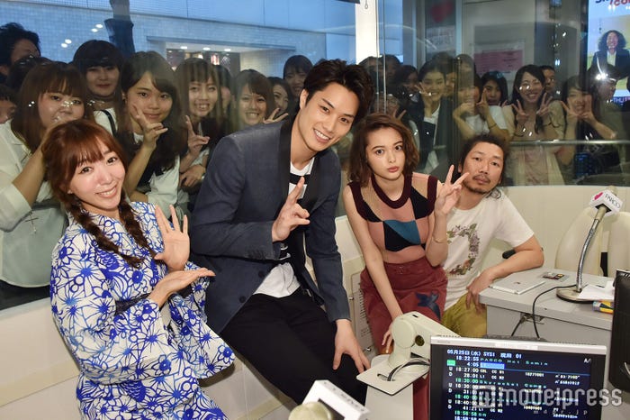 (左から)浜崎美保、鈴木伸之、玉城ティナ、マンボウやしろ(C)モデルプレス