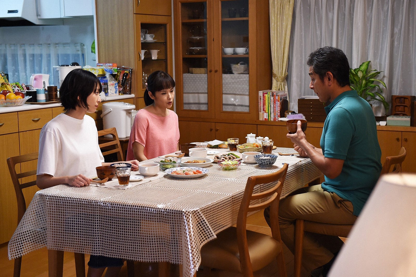 新垣結衣、富田靖子、宇梶剛士「逃げるは恥だが役に立つ」第1話・場面カット（C）TBS