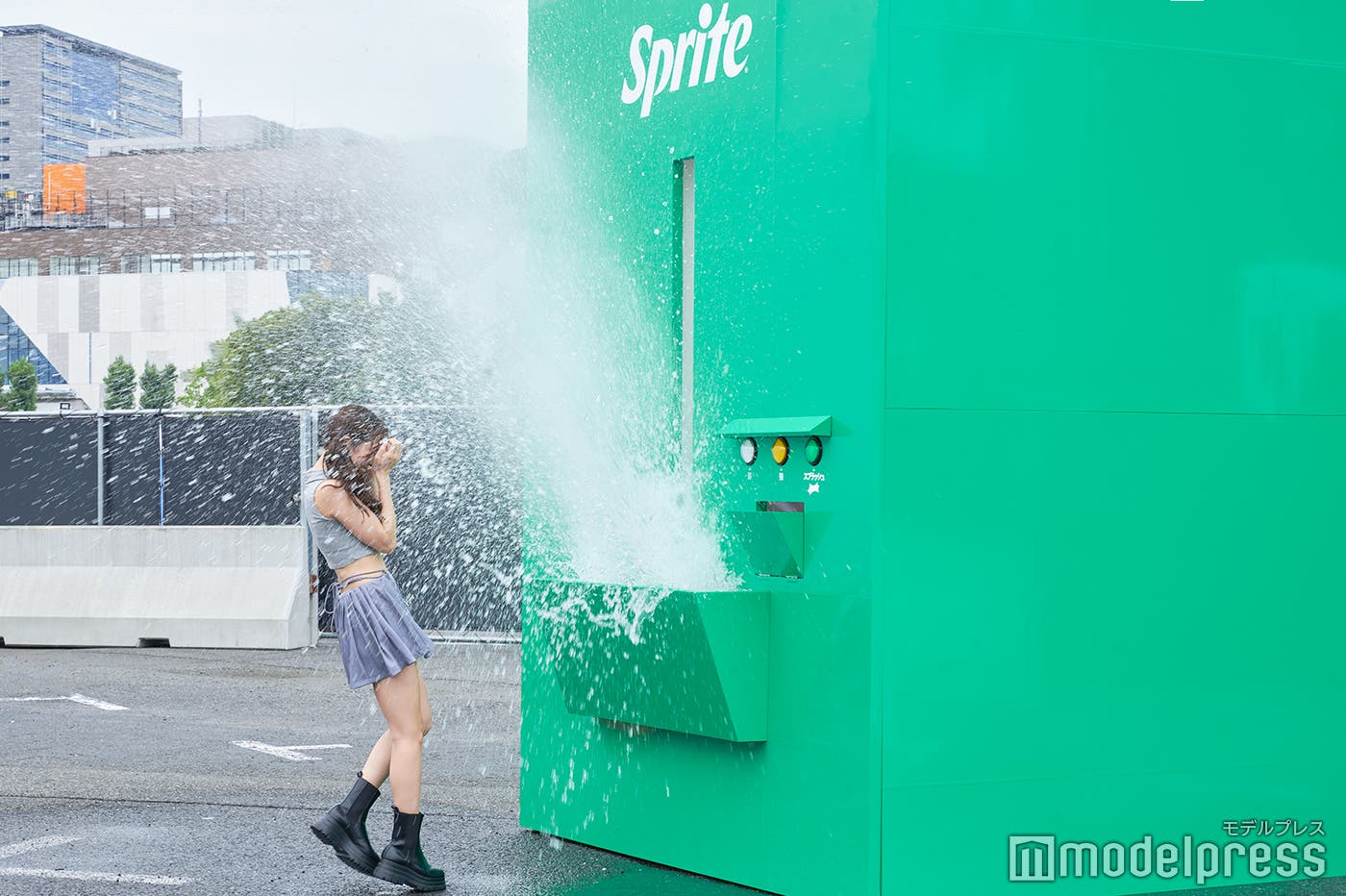 スプラッシュの水を浴びるMoekaさん(C)モデルプレス