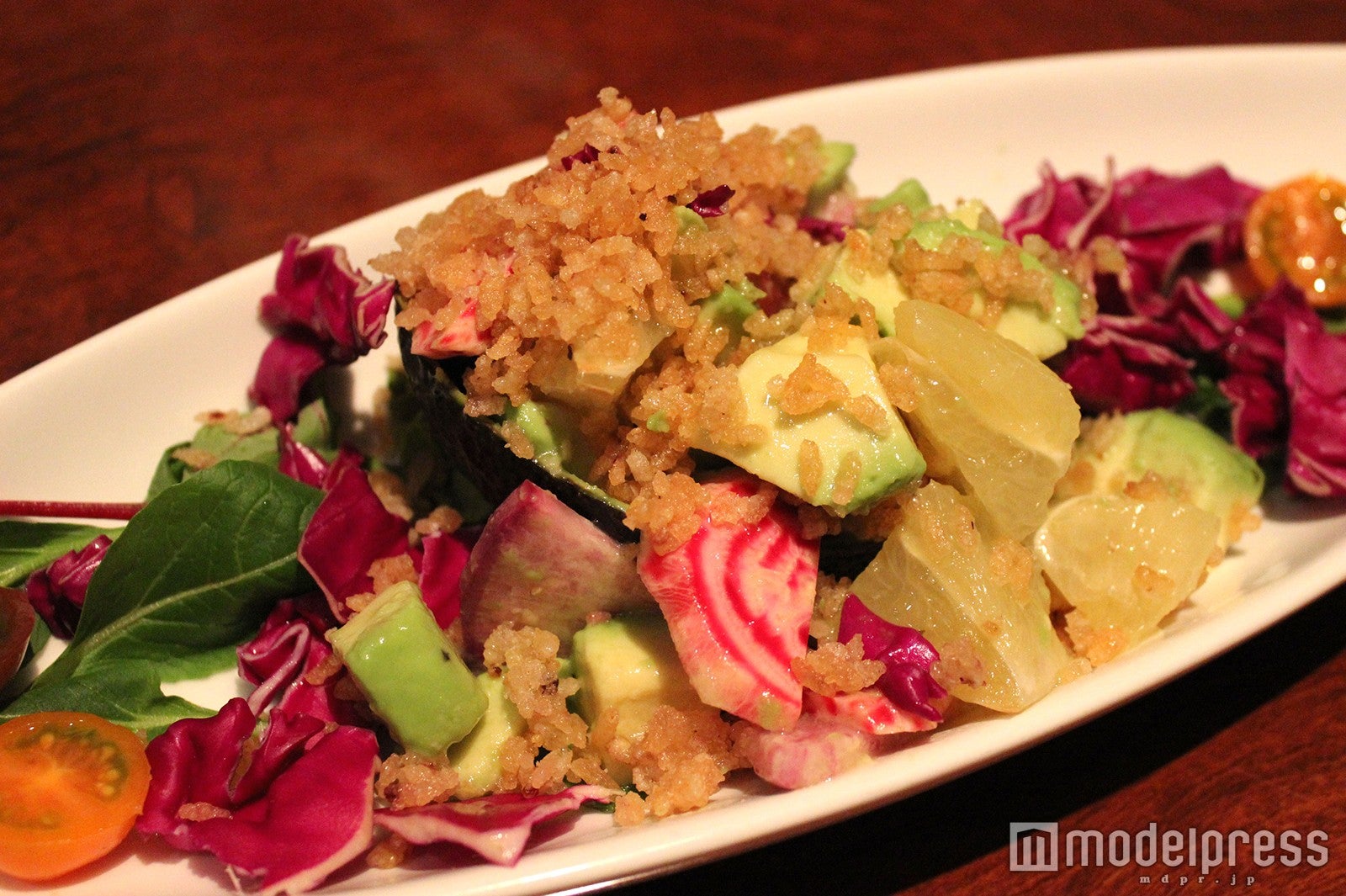 アボカドとフランス産スモーク合鴨のパワーサラダ￥800円（税別）※ディナータイムのみ／画像提供：ブルーカレント・ジャパン