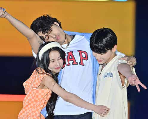 kemio、ミチ&よしあきと全力“ギャルピース” アドリブランウェイで仲良しアピール<GirlsAward 2022 S/S>