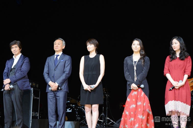 映画「草原の椅子」完成披露試写会に登場した（左から）佐藤浩市、西村雅彦、吉瀬美智子、小池栄子、黒木華