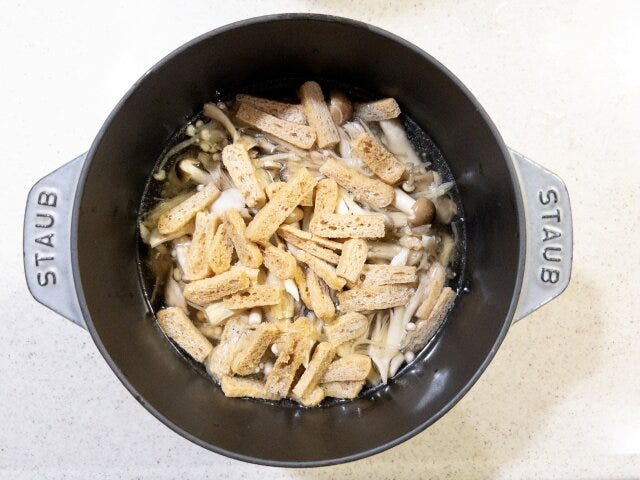 きのこ炊き込みご飯 レシピ 鍋に材料を入れる きのこ炊き込みご飯 レシピ 鍋に材料を入れる