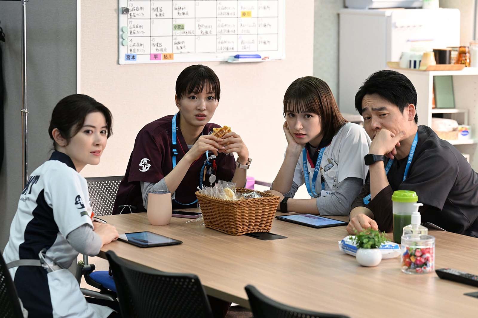 （左から）宮澤エマ、岡崎紗絵、トラウデン直美、近藤公園「マウンテンドクター」第3話より（C）カンテレ