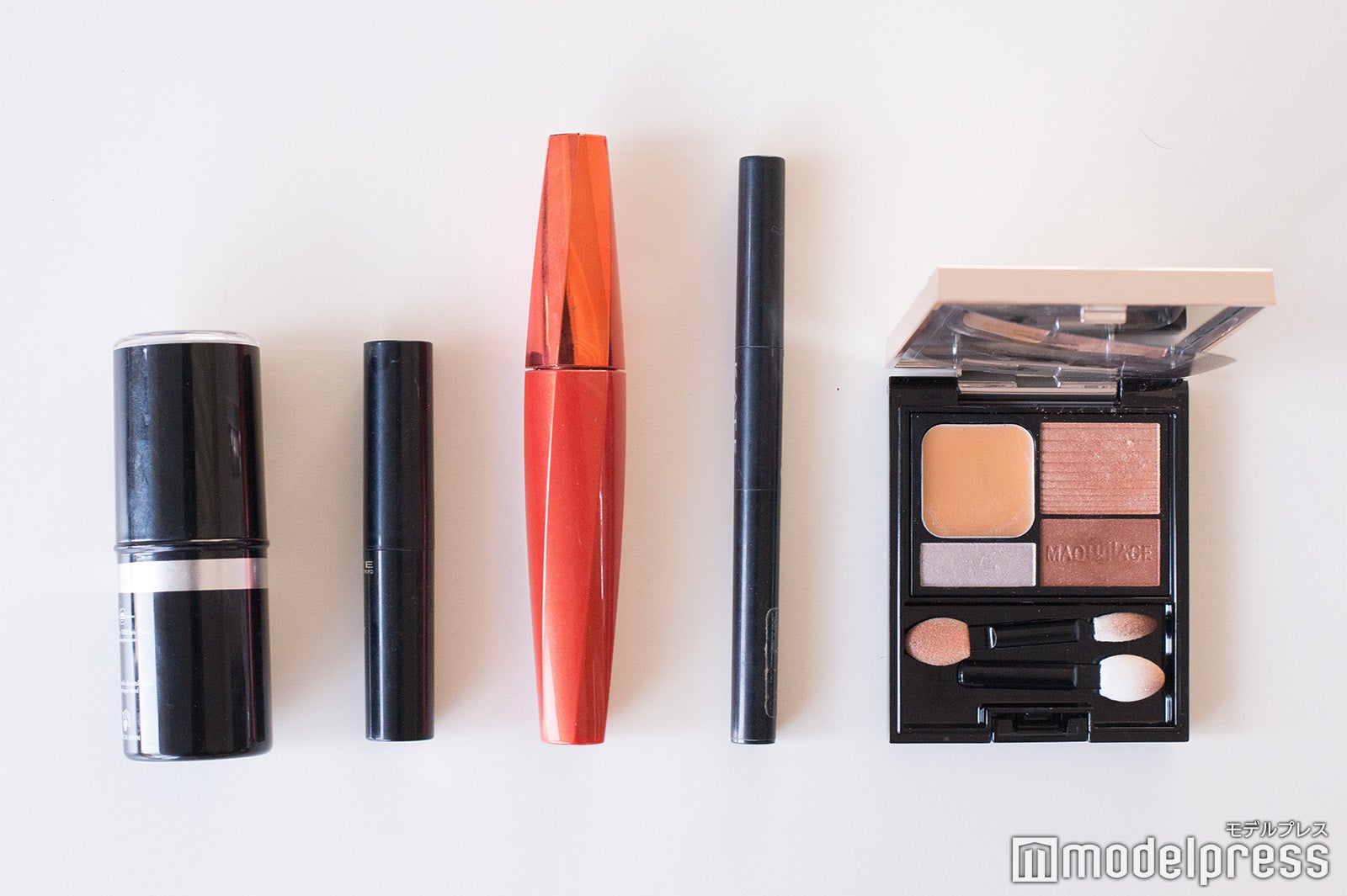 ポーチの中身（C）モデルプレス