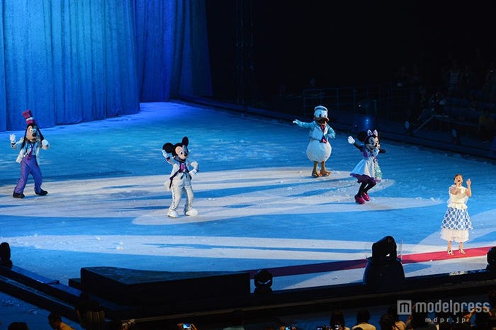 華原朋美「レット・イット・ゴー~ありのままで~」を歌唱(C)Disney