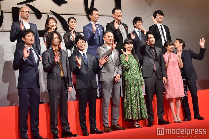 (前列左から)李相日監督、綾野剛、妻夫木聡、渡辺謙、宮崎あおい、松山ケンイチ、広瀬すず、森山未來(後列左から)吉田修一氏、原日出子、高畑充希、三浦貴大、ピエール滝、佐久本宝、川村元気氏(C)モデルプレス