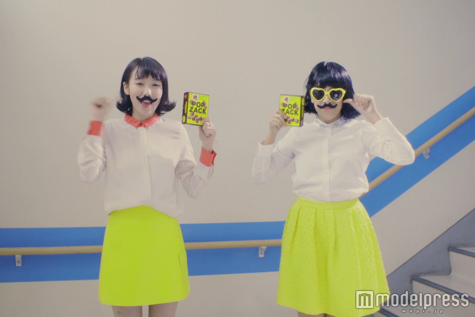 飯豊まりえ（左）／新CMより