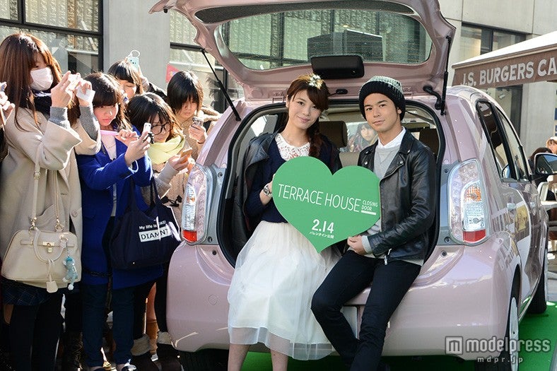 トランクに並んで座る“テラハ乗り”をファンの前で披露／（左から）島袋聖南、菅谷哲也