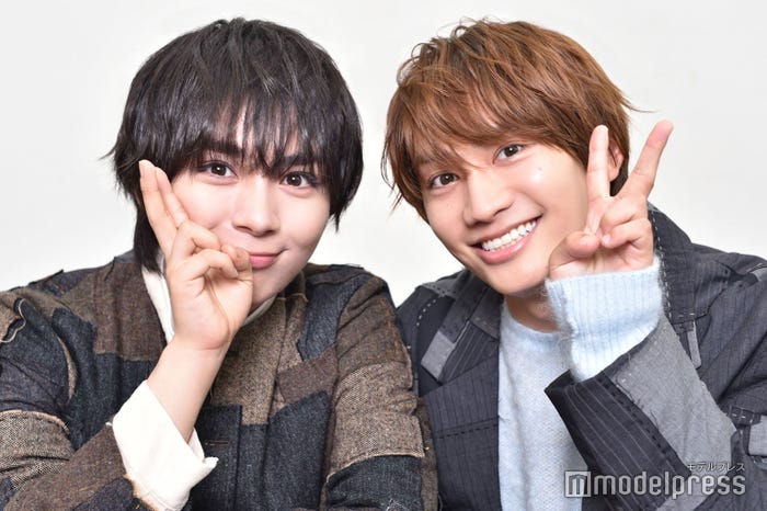 仲良くピースを決めた大西流星&藤原丈一郎(C)モデルプレス
