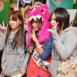 ファンと記念撮影を行うみにゃとっち