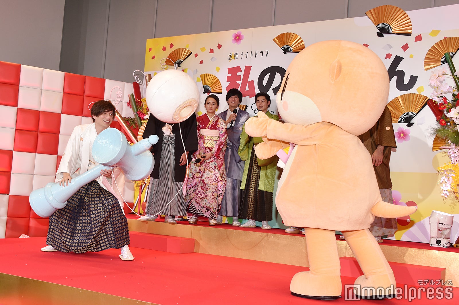 ちぃたんと巨大けん玉対決に挑む城田優 （C）モデルプレス