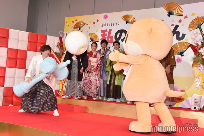 ちぃたんと巨大けん玉対決に挑む城田優 (C)モデルプレス