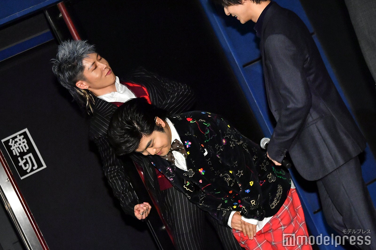 お辞儀する加藤諒にちょっかいを出すMIYAVI （C）モデルプレス