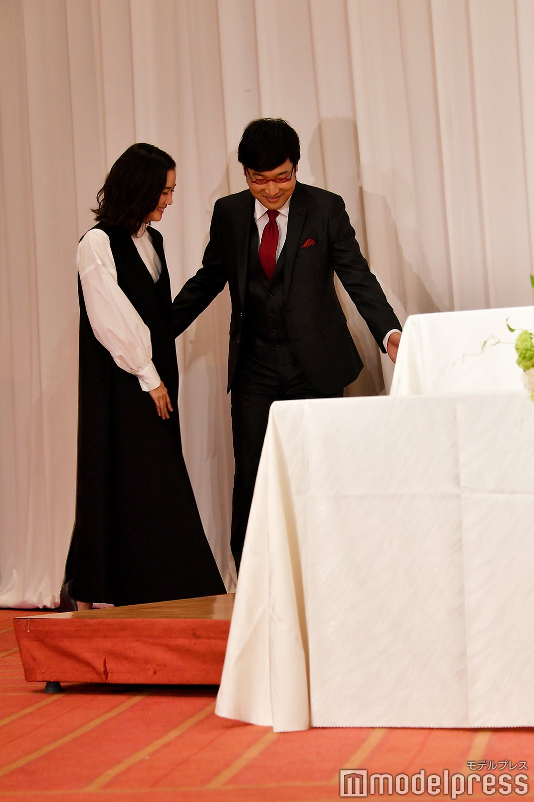 山里亮太にエスコートされステージに上がる蒼井優（C）モデルプレス