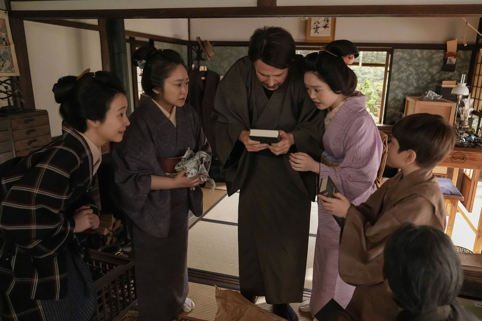 夏目透羽、池脇千鶴、トミー・バストウ、高石あかりら「ばけばけ」第121話（C）NHK