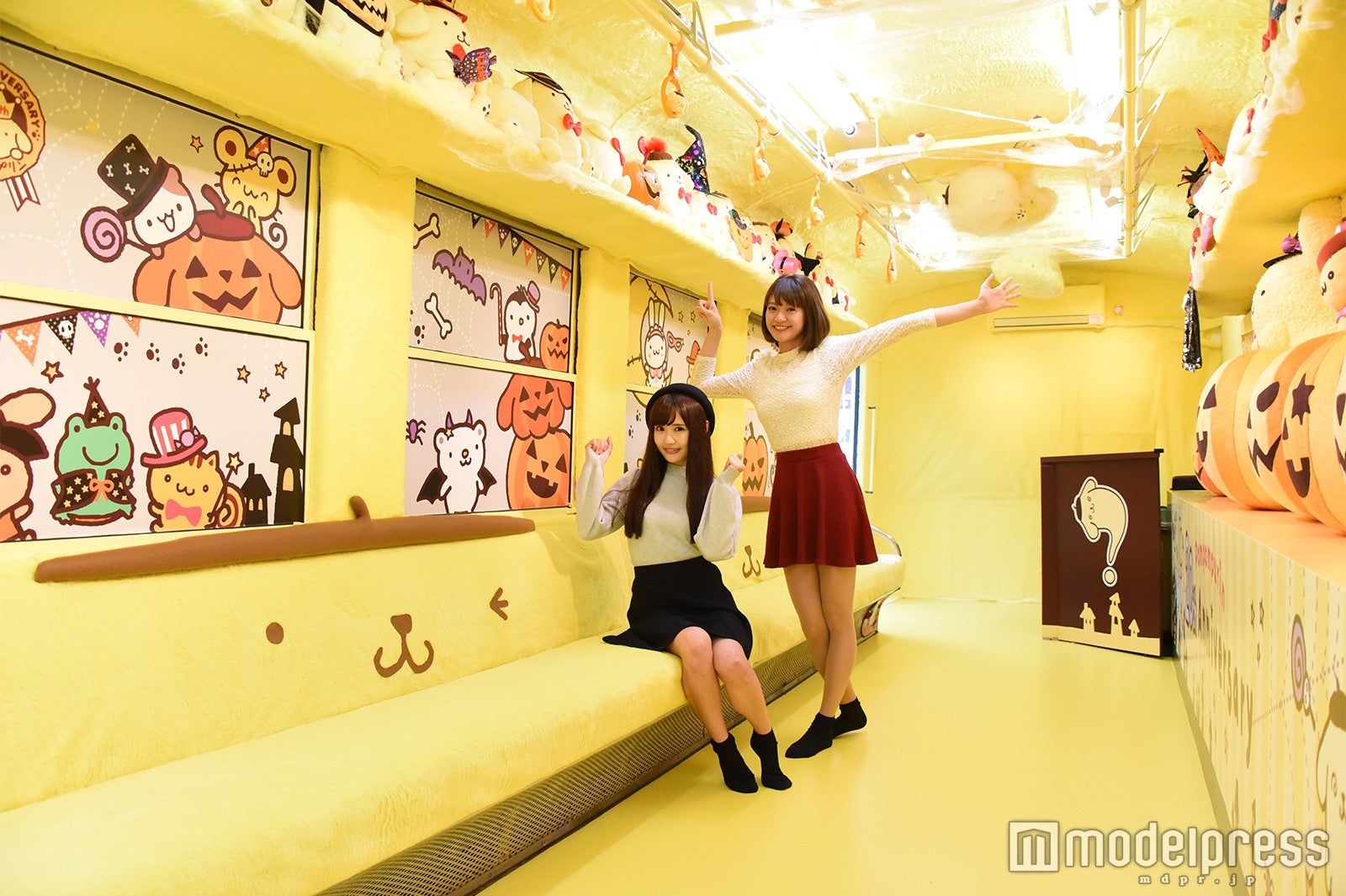 キャラクターがいっぱいで賑やかな車内／画像提供：ポムポムトレインPR事務局