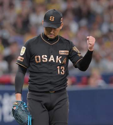 阪神 岩崎優を迎える仲間の姿が胸アツ！木下、木浪、梅野らが満面笑みでハイタッチ！球団単独2位の通算131セーブ達成の35歳を祝福
