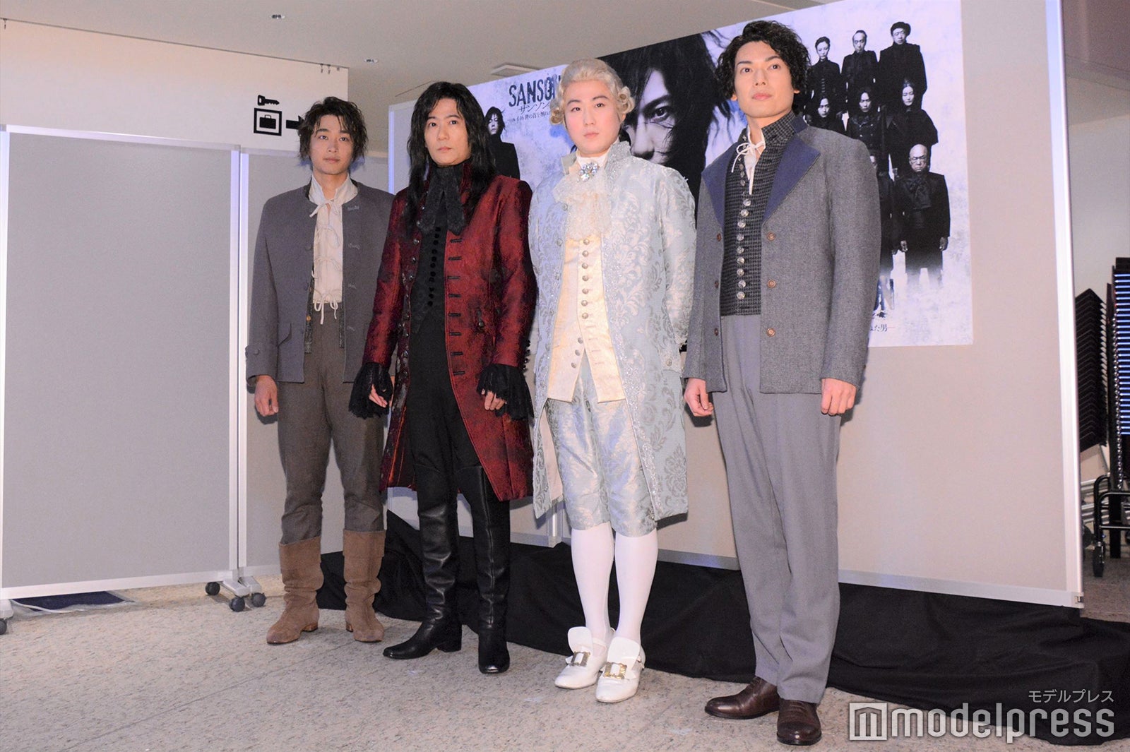 （左から）佐藤寛太、稲垣吾郎、大鶴佐助、崎山つばさ（C）モデルプレス