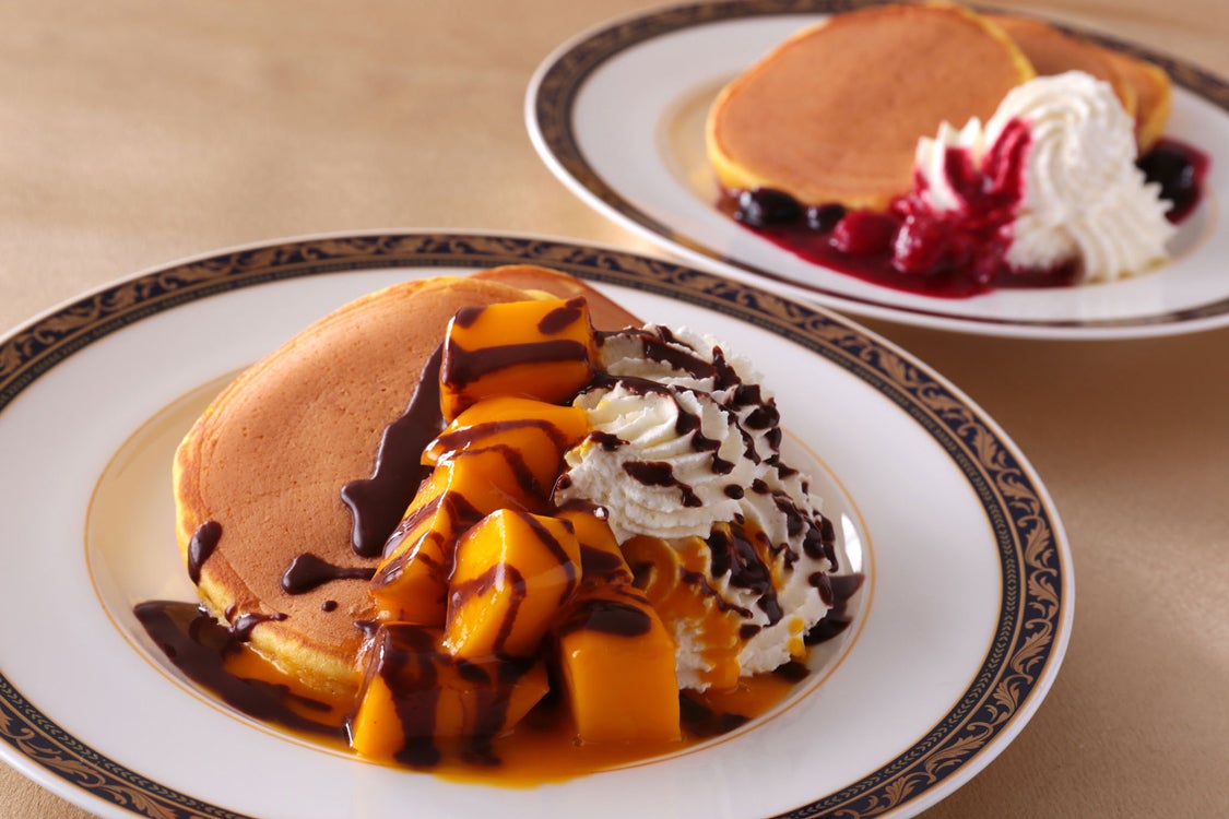「マンゴー＆バターミルクパンケーキ 季節のフルーツ添え／画像提供：横浜ベイシェラトン ホテル＆タワーズ