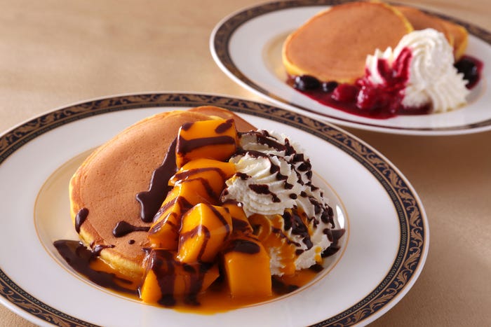 「マンゴー&バターミルクパンケーキ 季節のフルーツ添え/画像提供:横浜ベイシェラトン ホテル&タワーズ