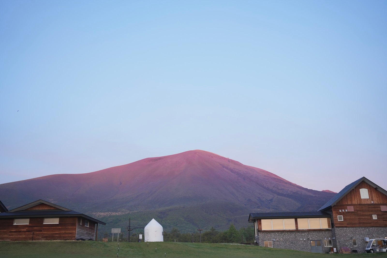 浅間山が目の前！絶景グランピング「Dot Glamping 北軽井沢」で圧倒的な大自然を感じる
