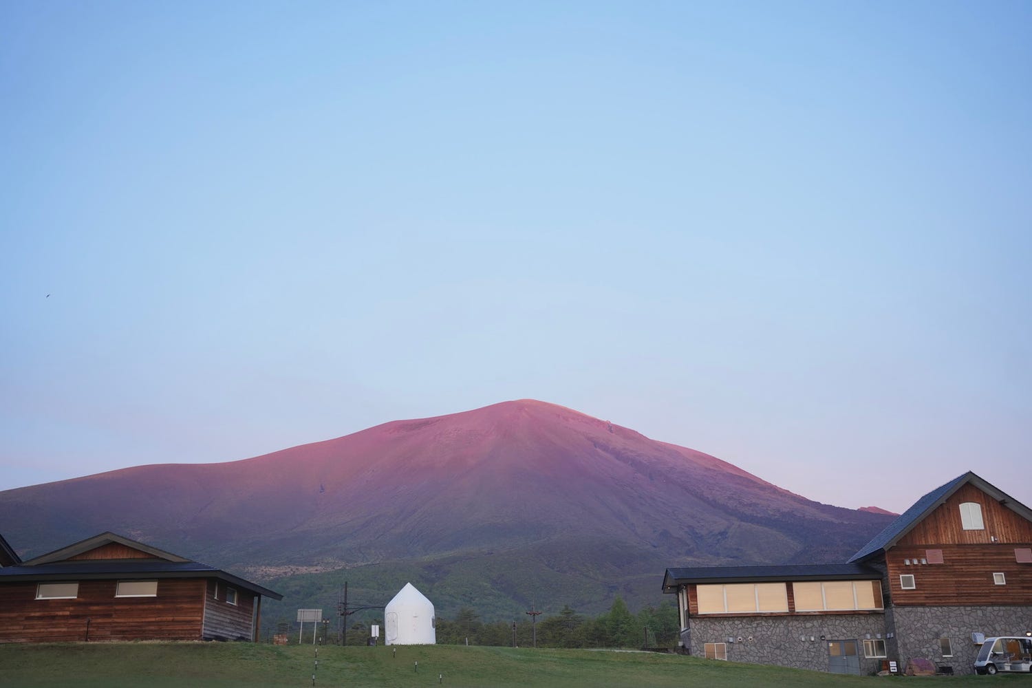 浅間山が目の前!絶景グランピング「Dot Glamping 北軽井沢」で圧倒的な大自然を感じる