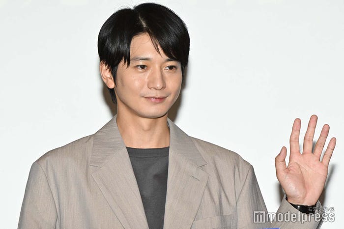 手を振る向井理 (C)モデルプレス