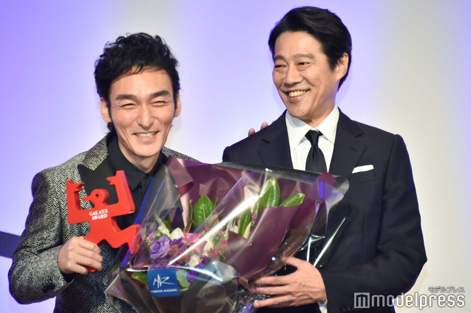 久々の再会を喜ぶ草なぎ剛、堤真一 （C）モデルプレス