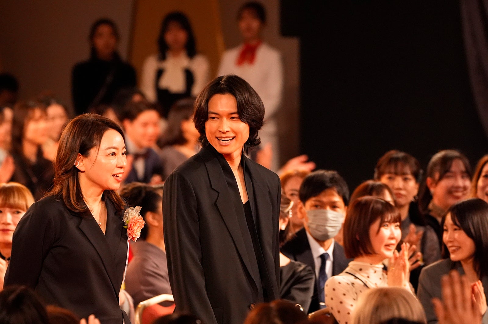 3冠受賞のSixTONES松村北斗、レカペ2回目 フォーマルなスーツ姿でにこやかに会釈【第49回日本アカデミー賞】