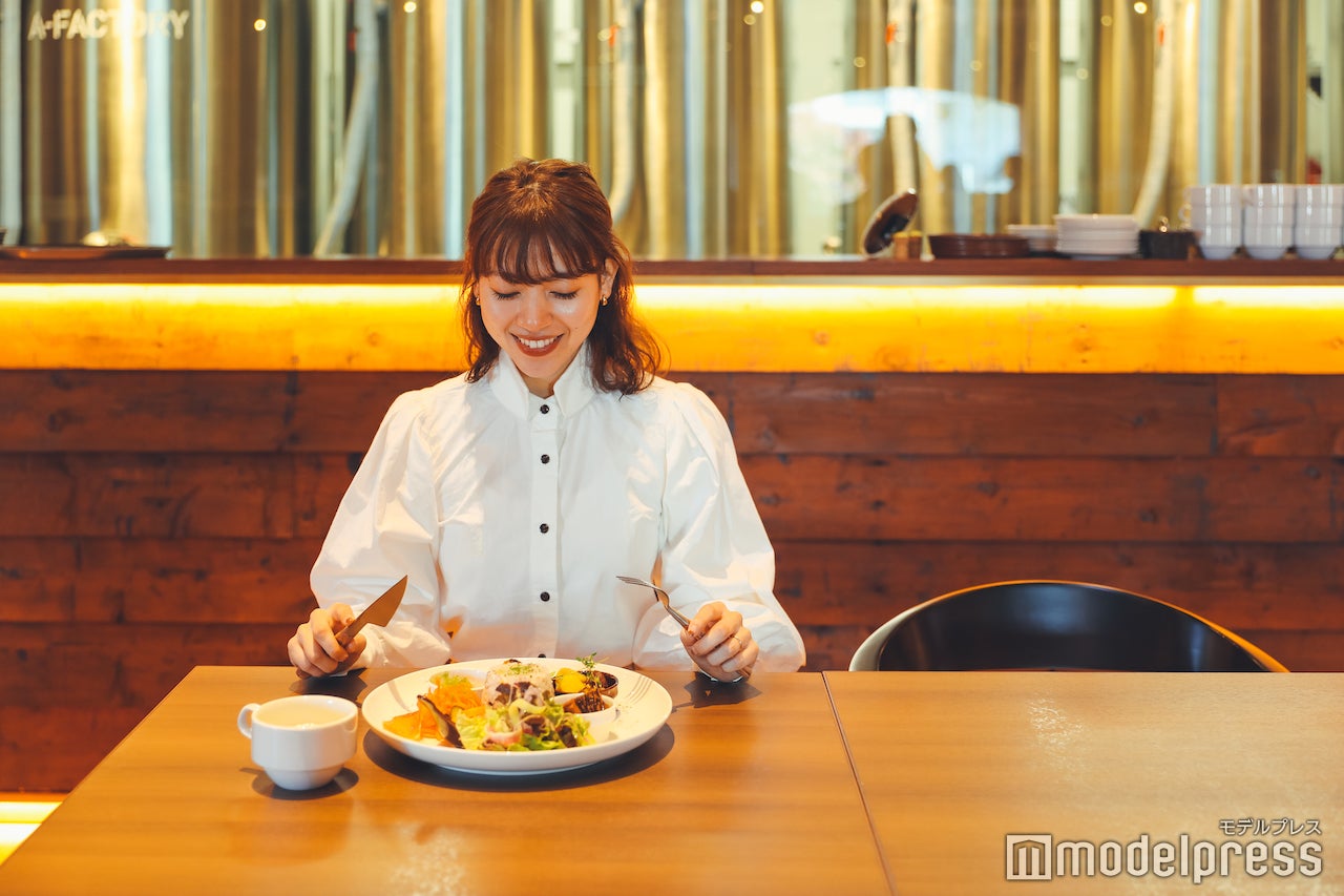 シードル工房をバックにランチ （C）モデルプレス