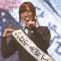 開会宣言する野中美郷(C)AKS