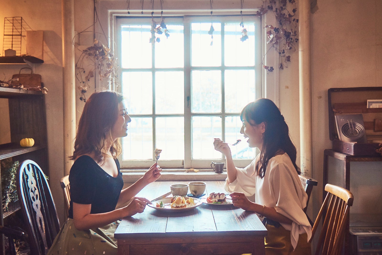 まるで、外国の田舎町のカフェにいる様な気分（C）モデルプレス