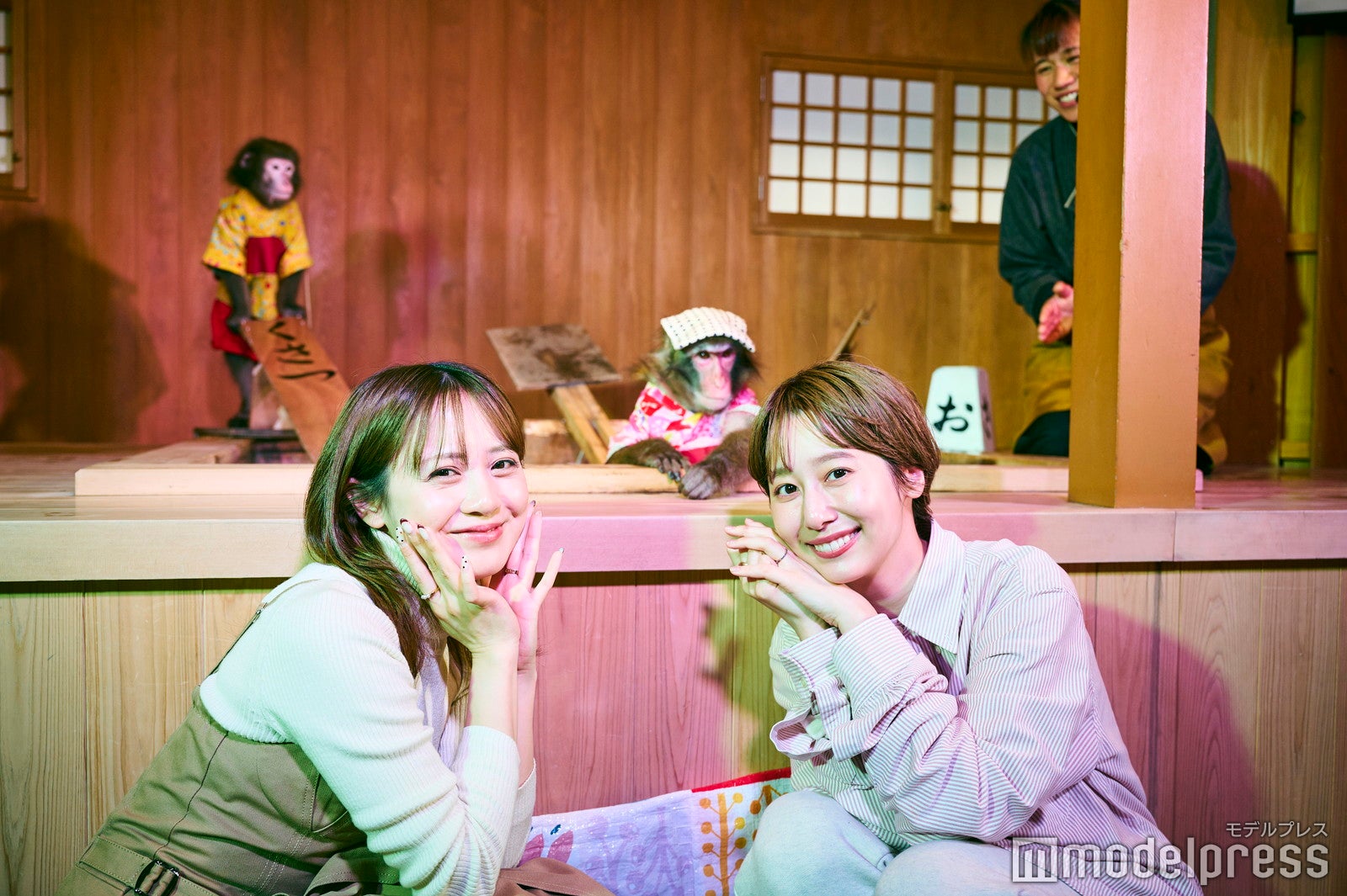 パフォーマーのおさると記念撮影もできます（C）モデルプレス