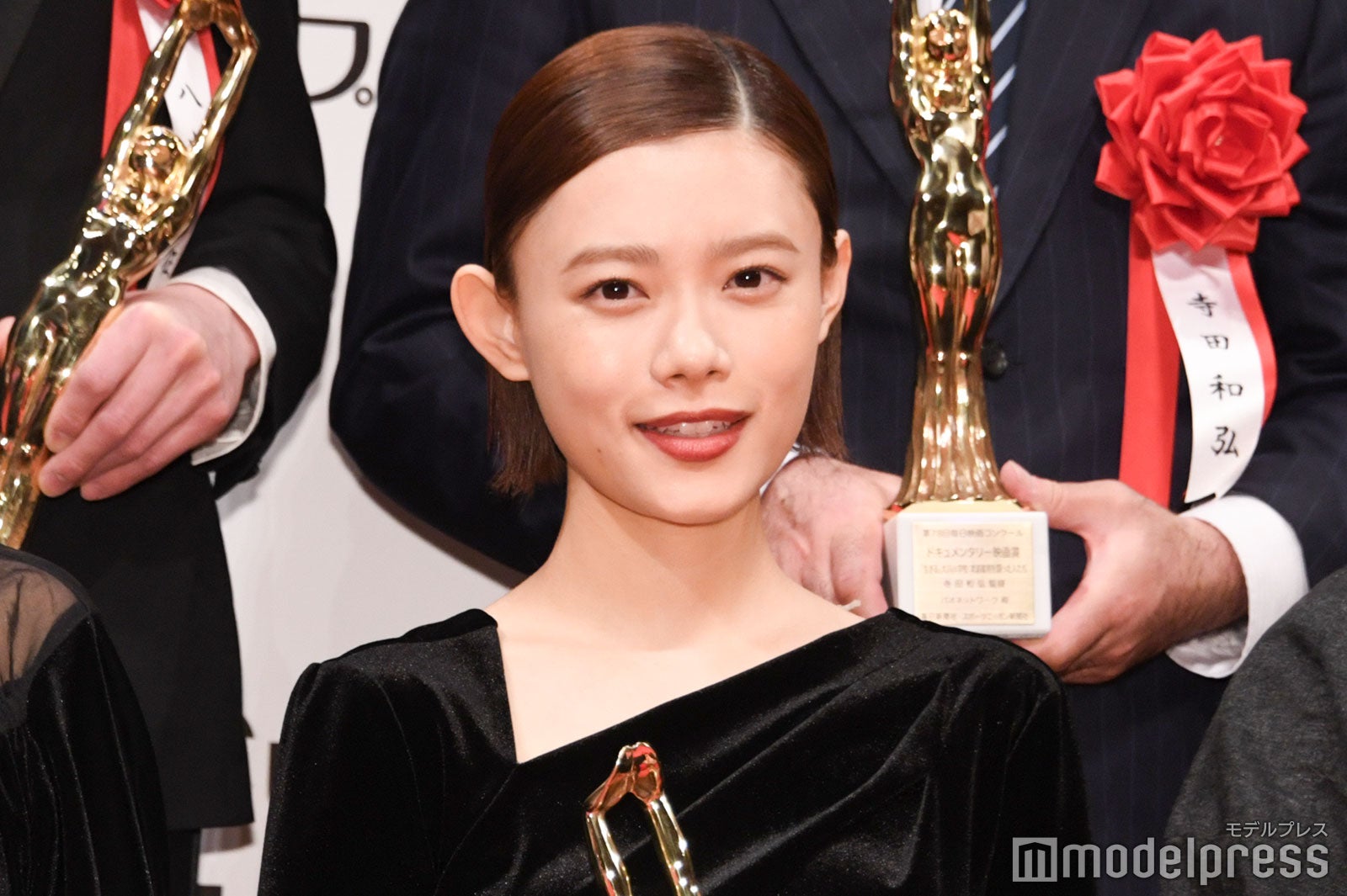 杉咲花、美背中ざっくりドレスで登場 女優主演賞受賞も心境の変化は“あまり感じていない”理由とは＜第78回毎日映画コンクール＞
