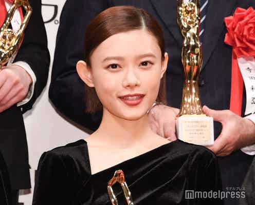杉咲花、美背中ざっくりドレスで登場 女優主演賞受賞も心境の変化は“あまり感じていない”理由とは<第78回毎日映画コンクール>