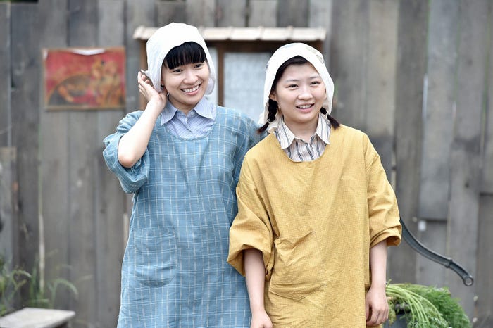 土村芳、伊藤沙莉/「この世界の片隅に」第4話より(C)TBS