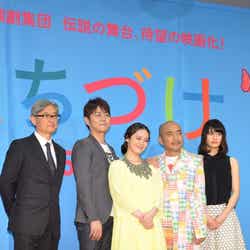 (左から)堤幸彦監督、宅間孝行、貫地谷しほり、竹中直人、橋本愛