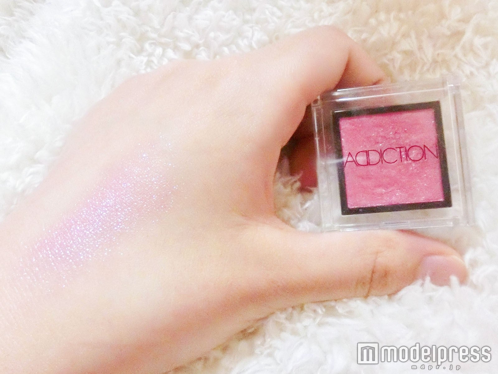 フレシュなピンクで主役級アイメイク／写真：mari（C）モデルプレス