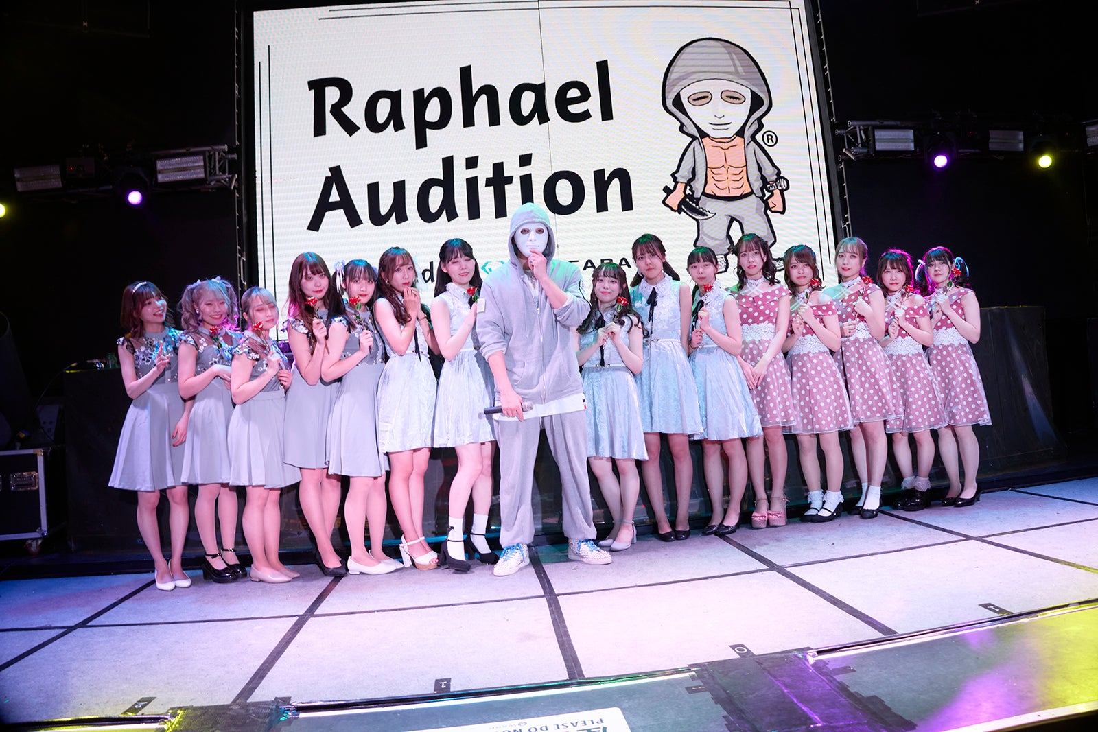 （中央）ラファエル「ラファエルプロデュースアイドル」最終審査より（提供写真）