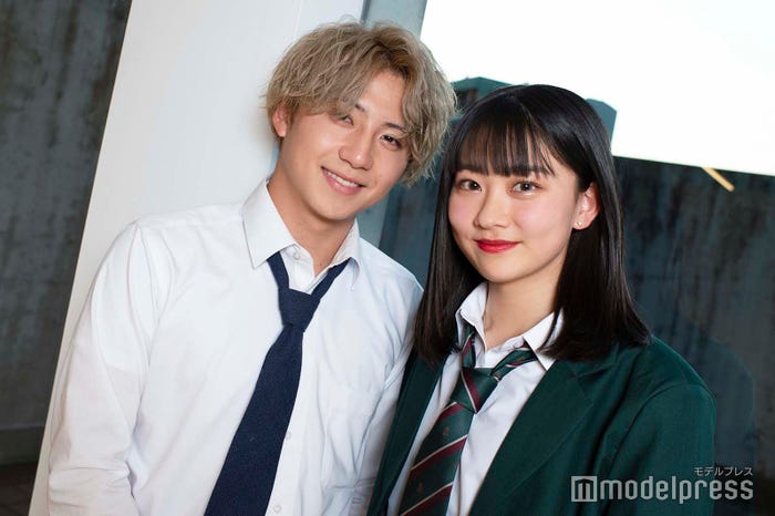 金髪の岡田蓮、黒髪のみとゆな(C)モデルプレス